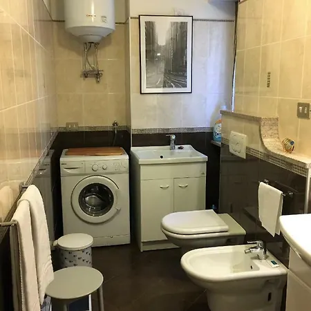 Homefiollet A Due Passi Dal Centro Romano Di Апартаменты